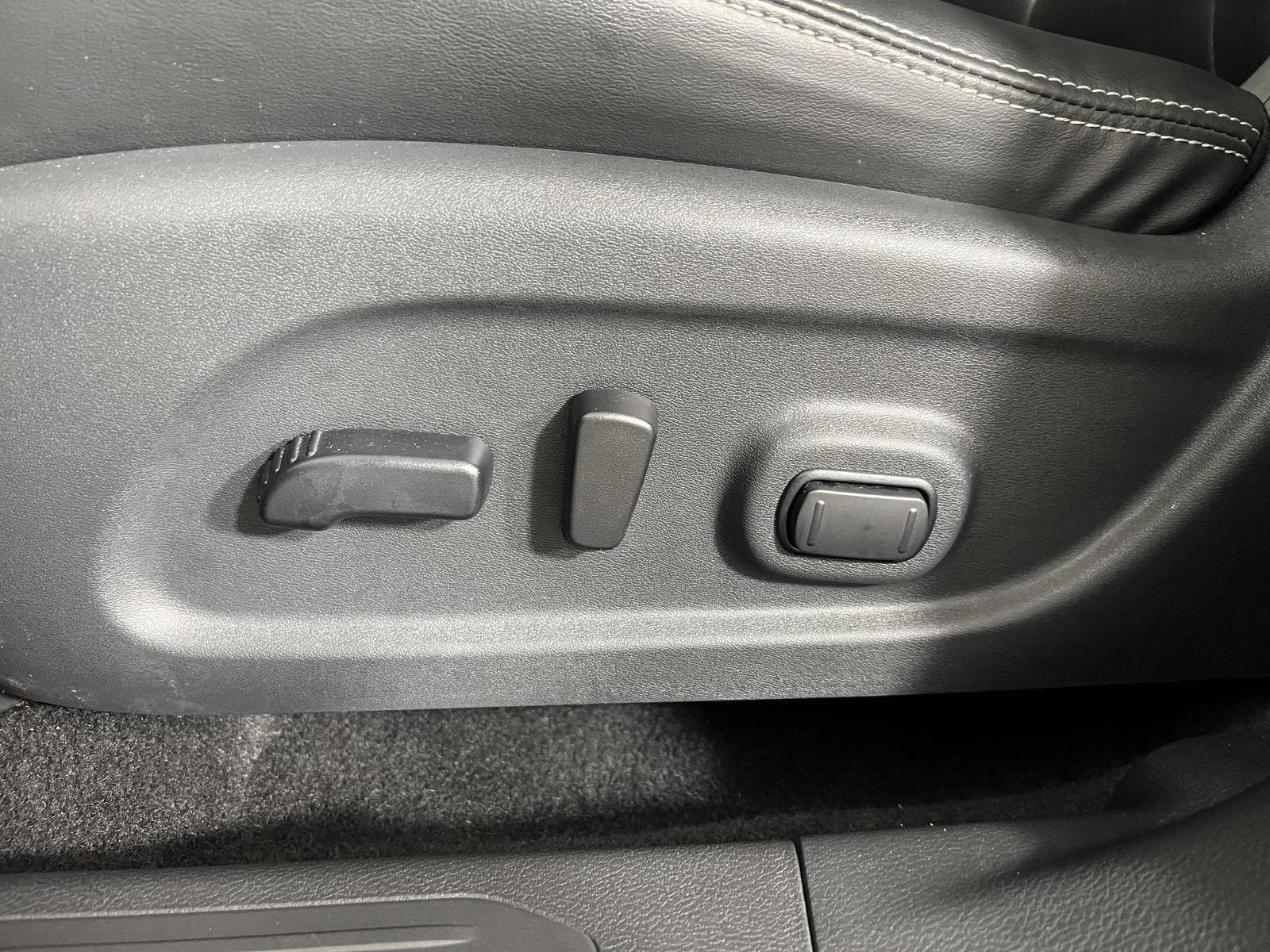Used 2022 Boulder Gray Pearl Nissan SV image 19