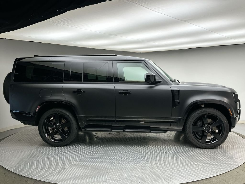 New 2026 Santorini Black Land Rover X-Dynamic SE image 4