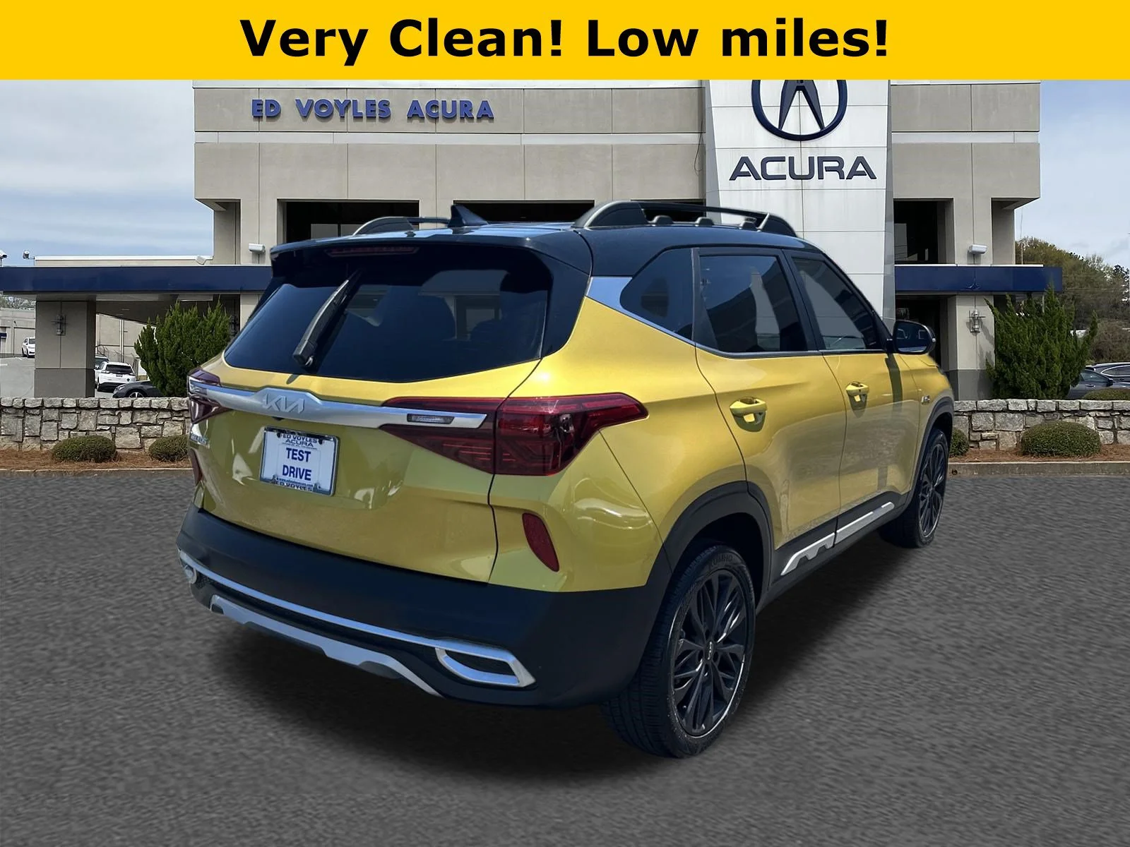 Used 2023 Starbright Yellow/Black Roof Kia Nightfall image 5