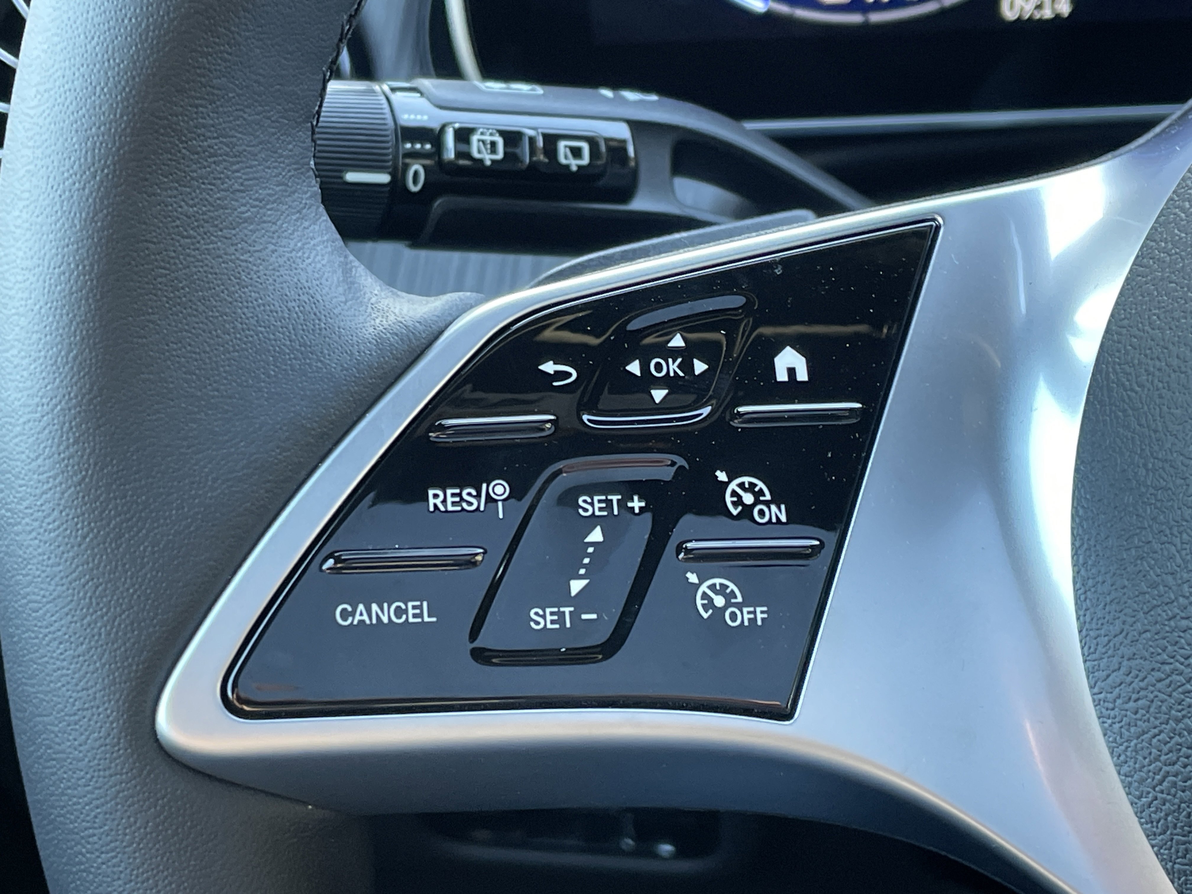 New 2026 Polar White Mercedes-Benz EQE 320 4MATIC® SUV image 24