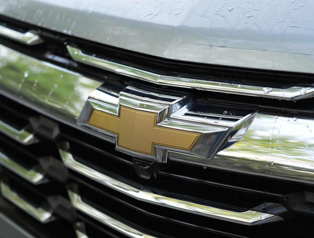 Used 2025 Sterling Gray Metallic Chevrolet LT image 31