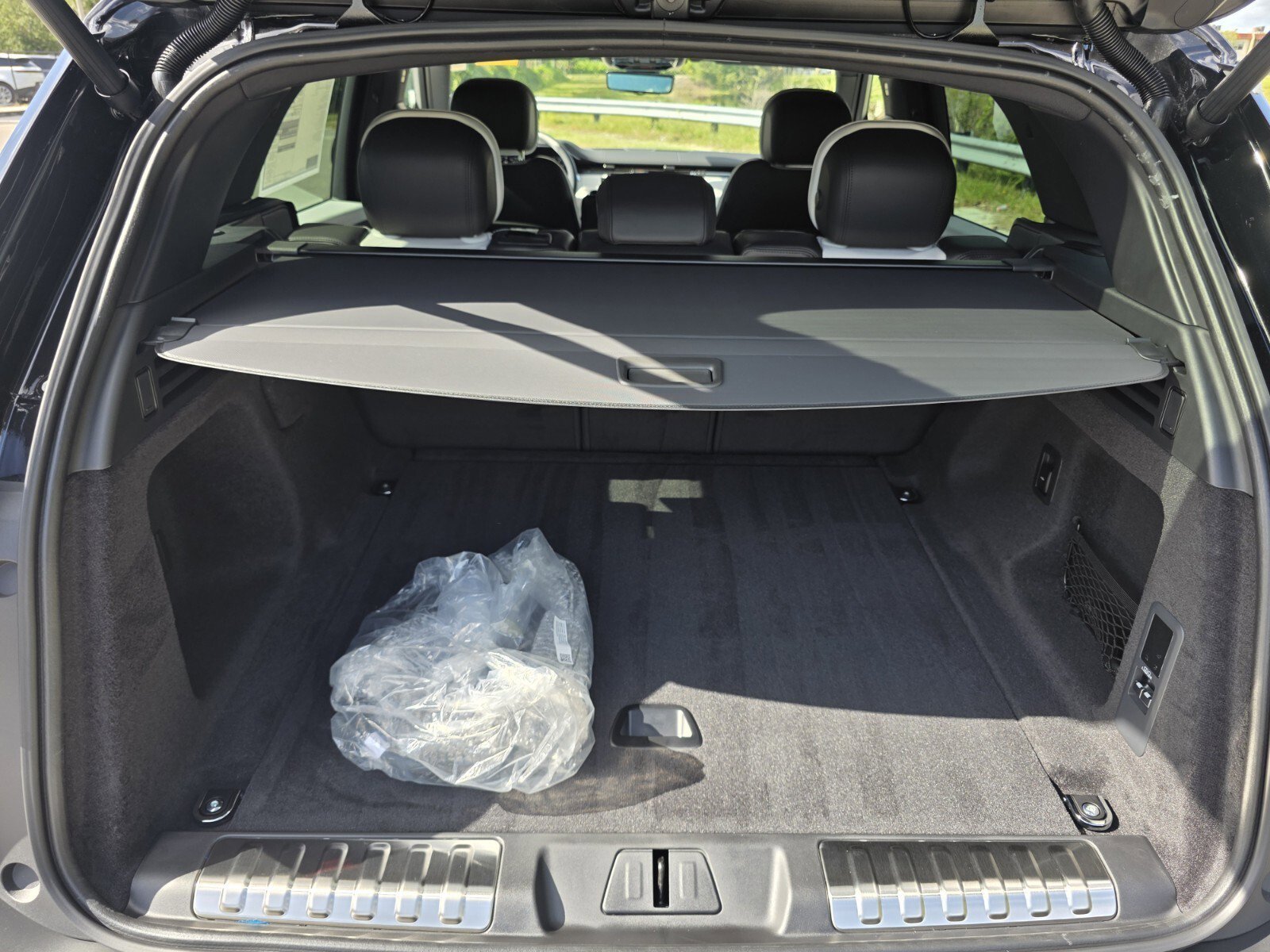 New 2026 Santorini Black Land Rover P460e Dynamic SE image 15
