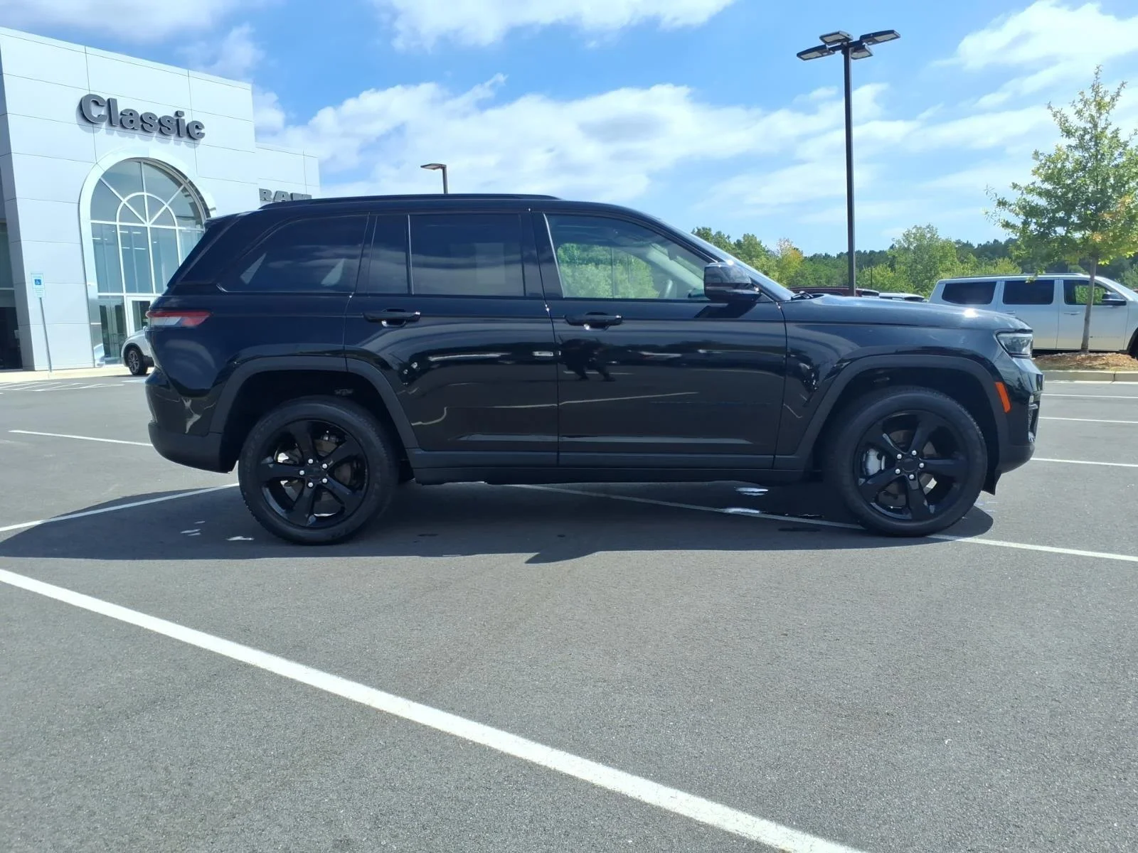 Used 2023 Diamond Black Crystal Pearlcoat Jeep Limited image 12