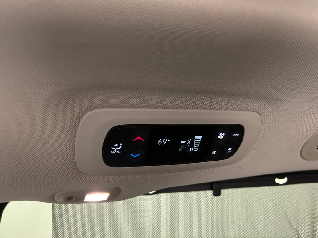 Used 2022 Silver Chrysler Limited image 28