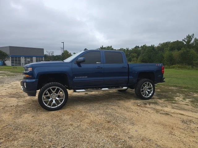 Used 2018 Blue Chevrolet LT image 3