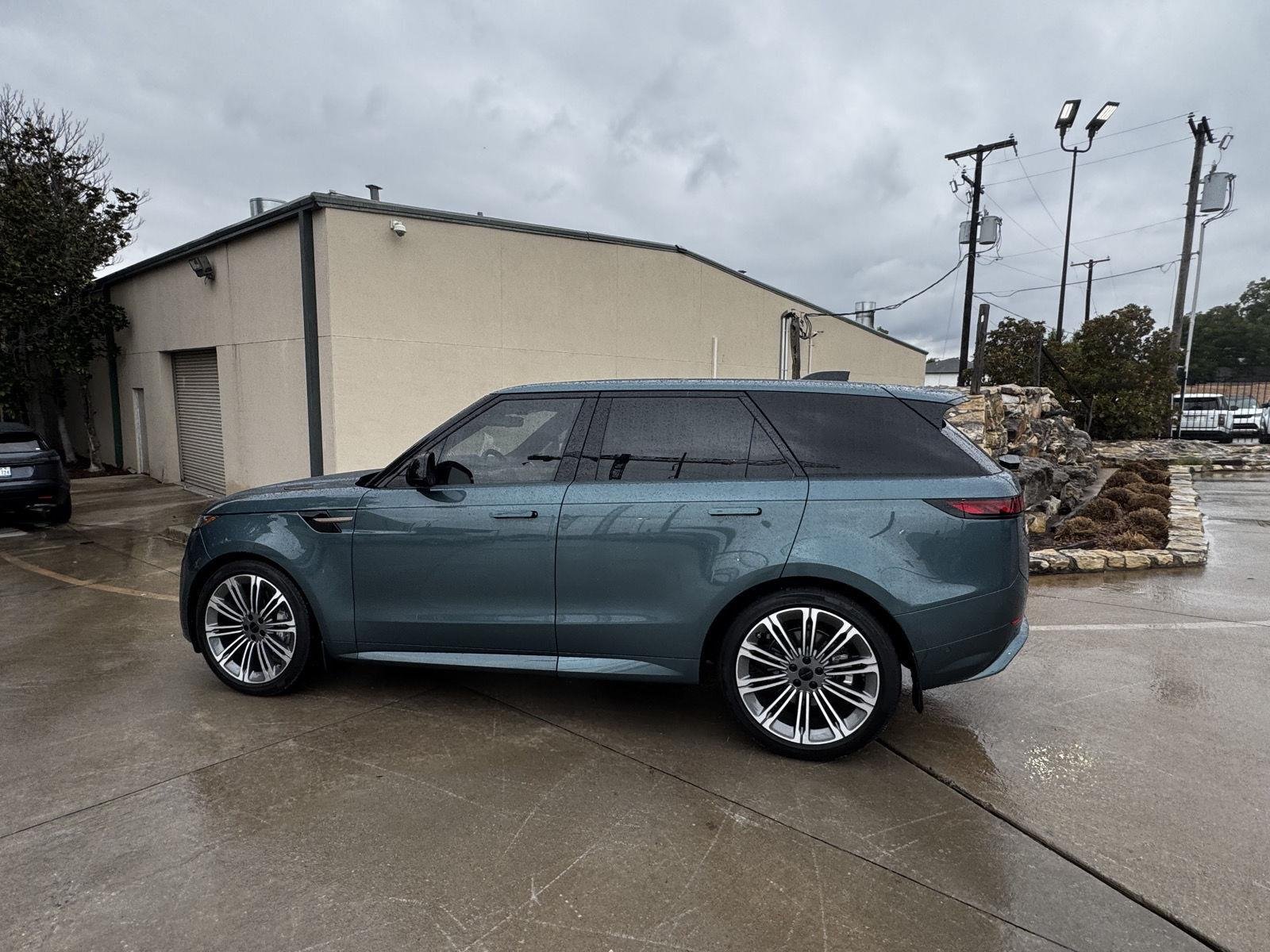 Used 2026 Giola Green Land Rover Dynamic SE P400 image 3
