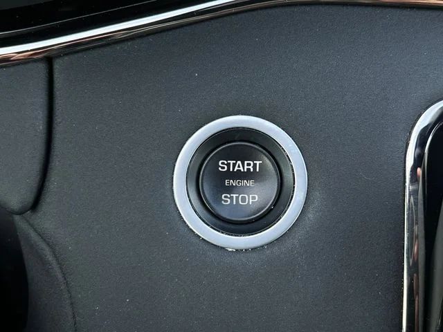 Used 2020 White Land Rover R-Dynamic SE image 25