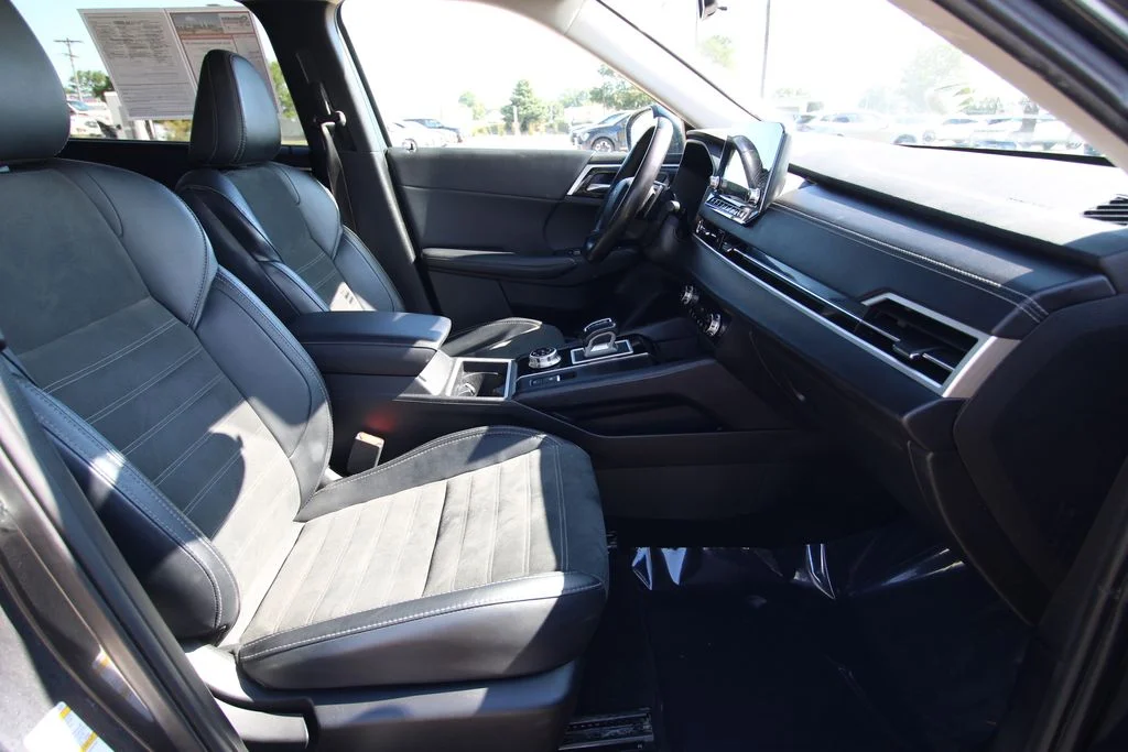 Used 2024  Mitsubishi SE image 8