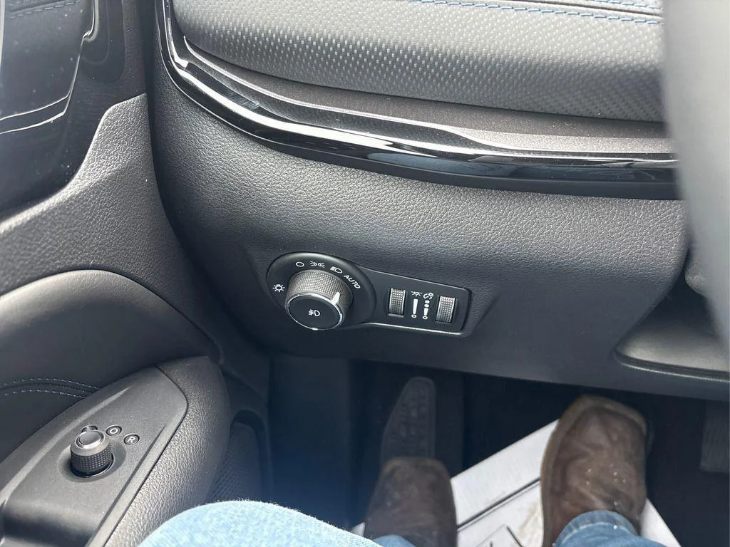 New 2026 Hydro Blue Pearlcoat Jeep Latitude Altitude image 15