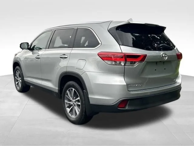 Used 2019 Silver Toyota XLE image 3