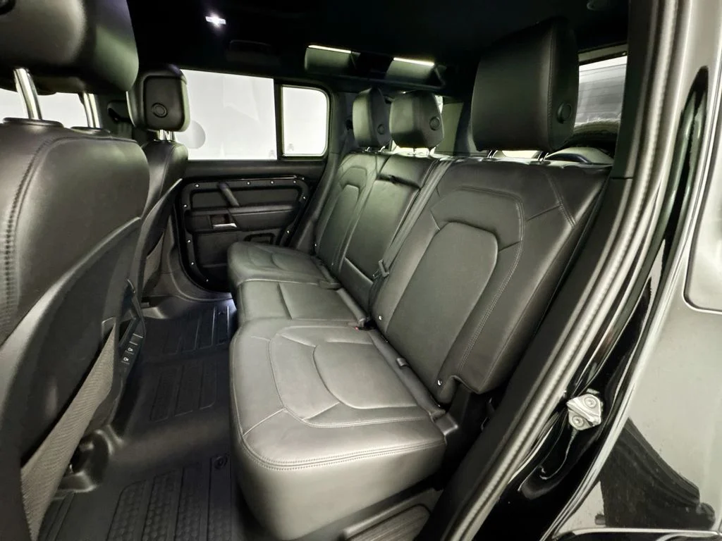 Used 2025 Black Land Rover X-Dynamic SE image 25
