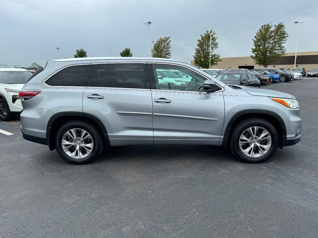 Used 2014 Silver Toyota XLE V6 image 2