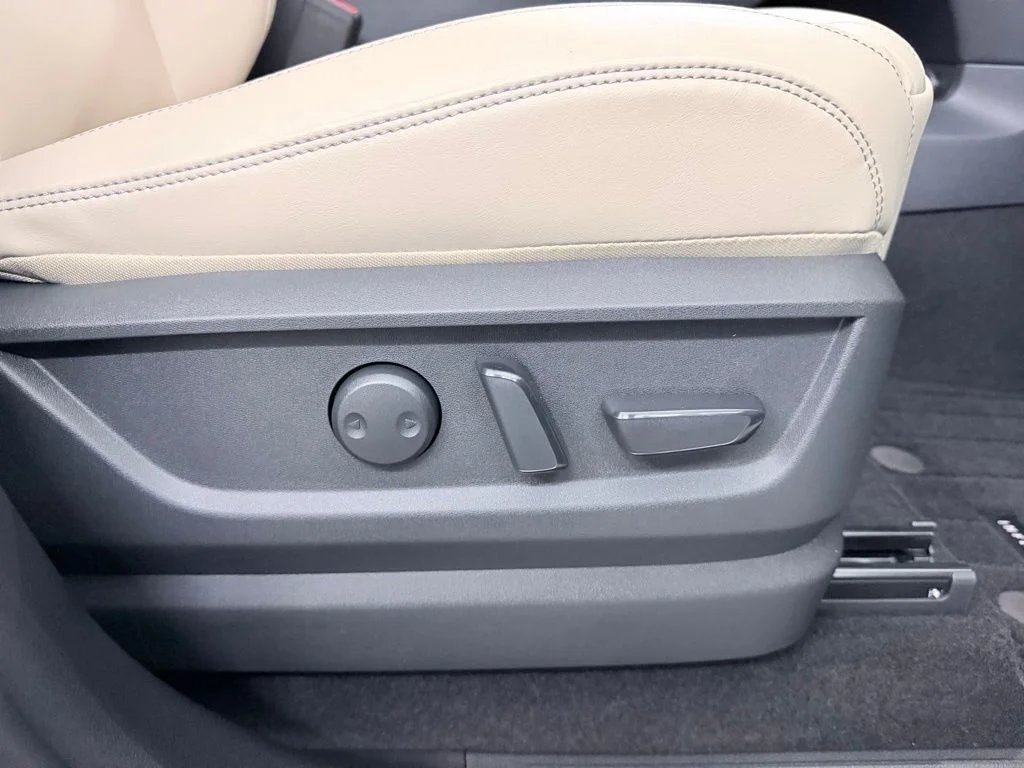 New 2026 RADIANT WHITE INFINITI Pure 2WD image 34