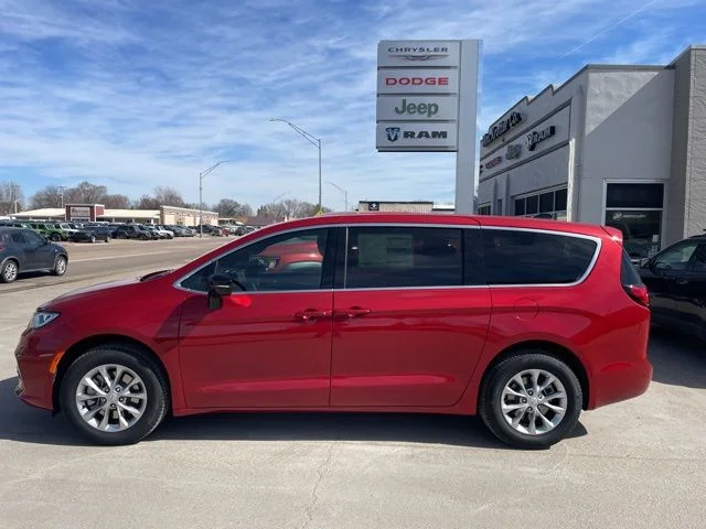 2026 Chrysler Pacifica Select AWD's photo