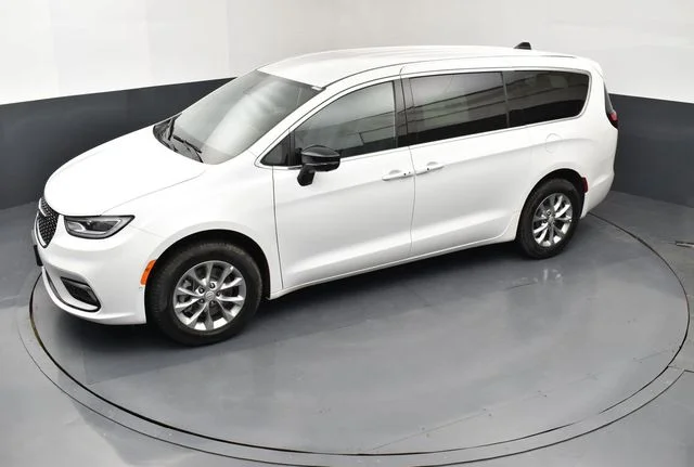 2026 Chrysler Pacifica Select - Photo 15