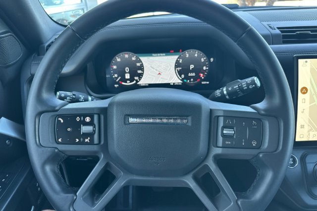Used 2026 White Land Rover X-Dynamic SE image 23