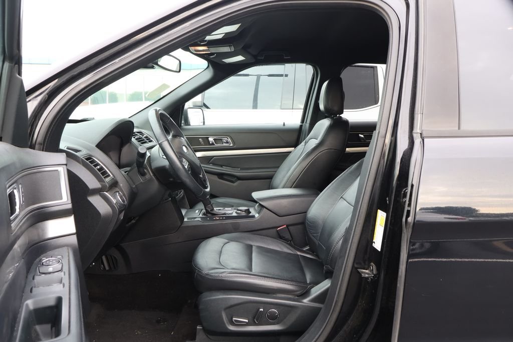 Used 2018 Shadow Black Ford XLT image 10