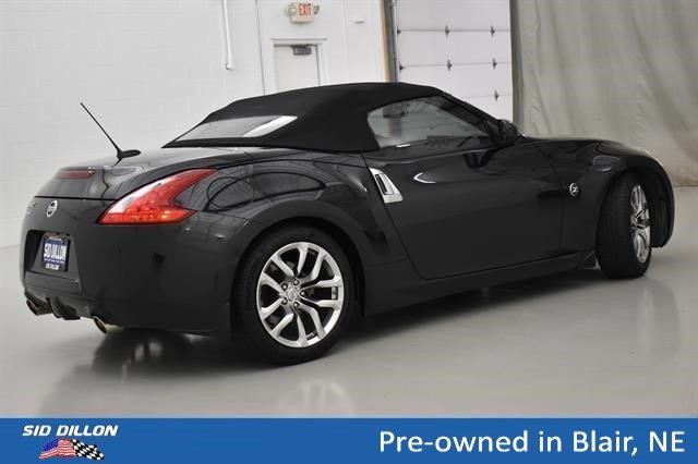 Used 2011 Magnetic Black Metallic Nissan Touring image 12