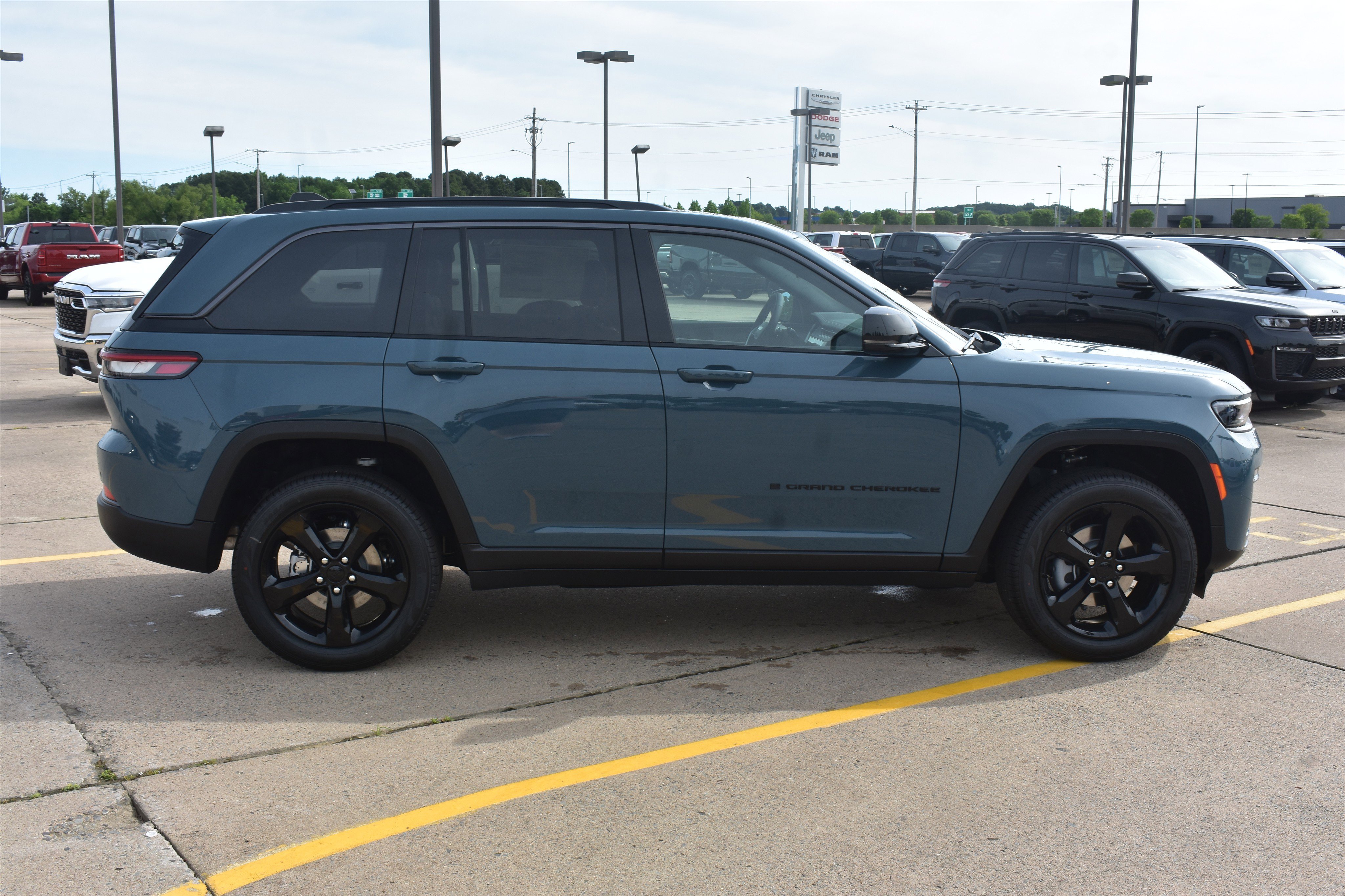 New 2026 Steel Blue Exterior Paint Jeep Limited image 4