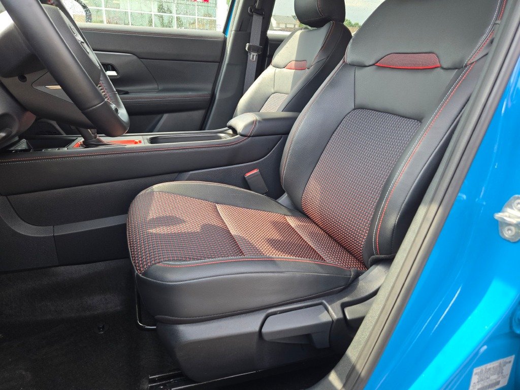 Certified Used 2025 White Nissan SR image 19