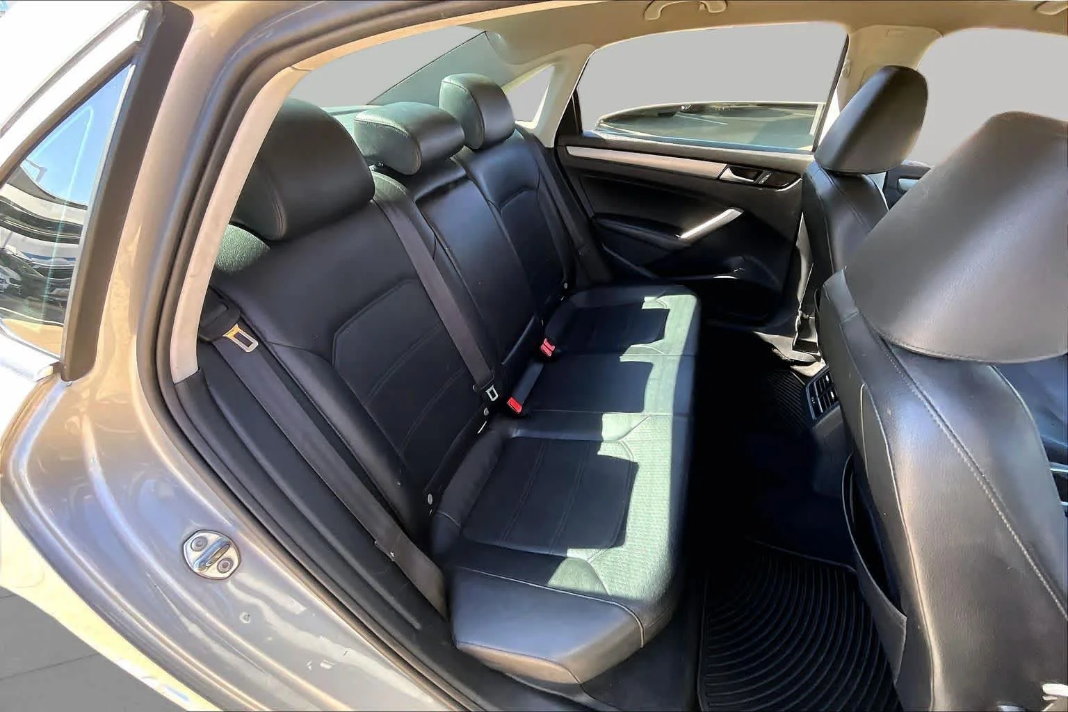 Used 2014 Platinum Gray Metallic Volkswagen SE image 18