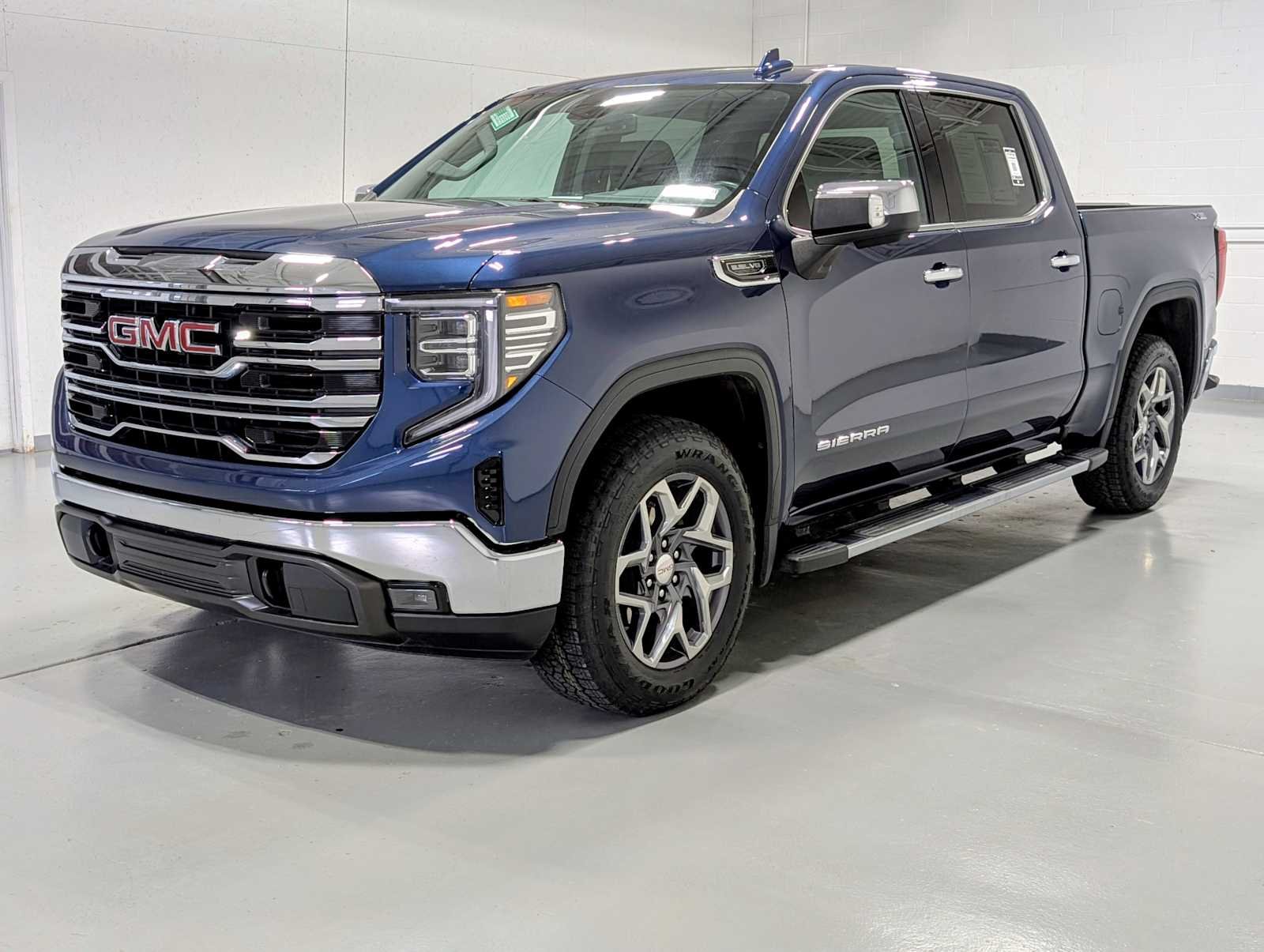 2022 GMC Sierra 4WD Crew Cab Short Box SLT's photo