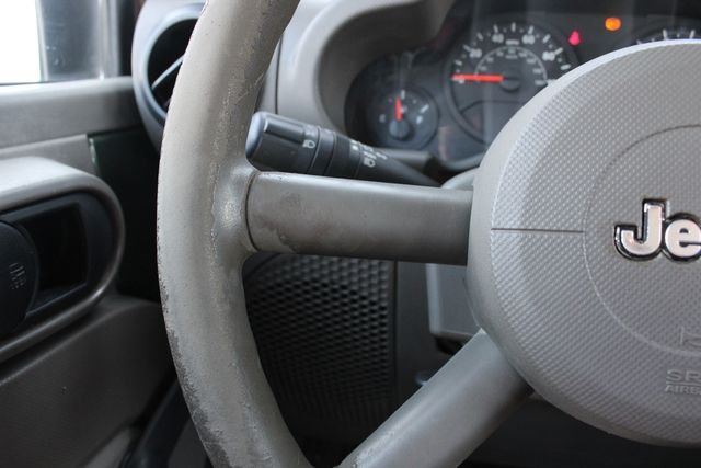 Used 2009 Green Jeep X image 8