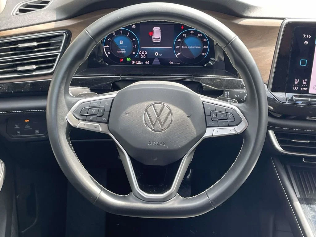 Certified Used 2025  Volkswagen 2.0T SE w/Technology image 18