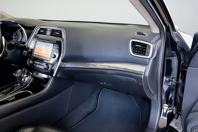 Used 2016 Black Nissan SR image 21