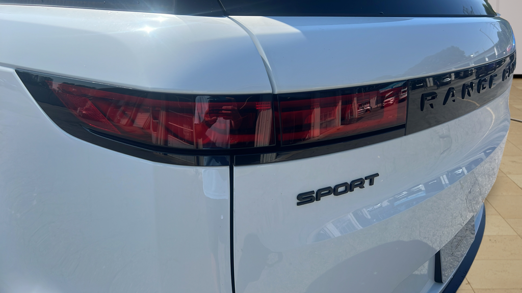 New 2026 Fuji White LAND ROVER Dynamic SE image 12