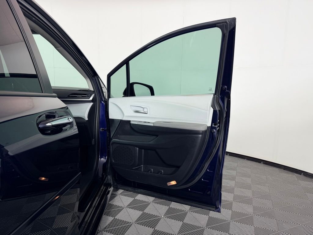 Certified Used 2025  Toyota XLE image 33