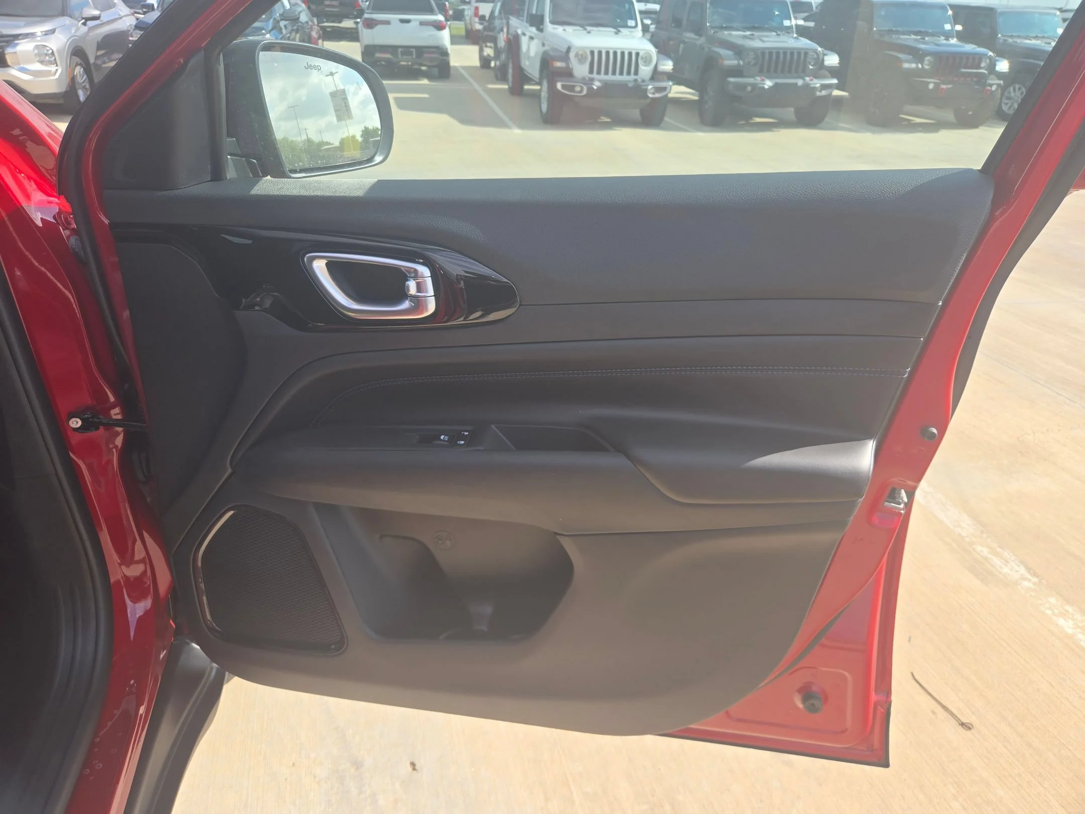 New 2026 Red Hot Pearl-Coat Exterior Paint Jeep Latitude image 26