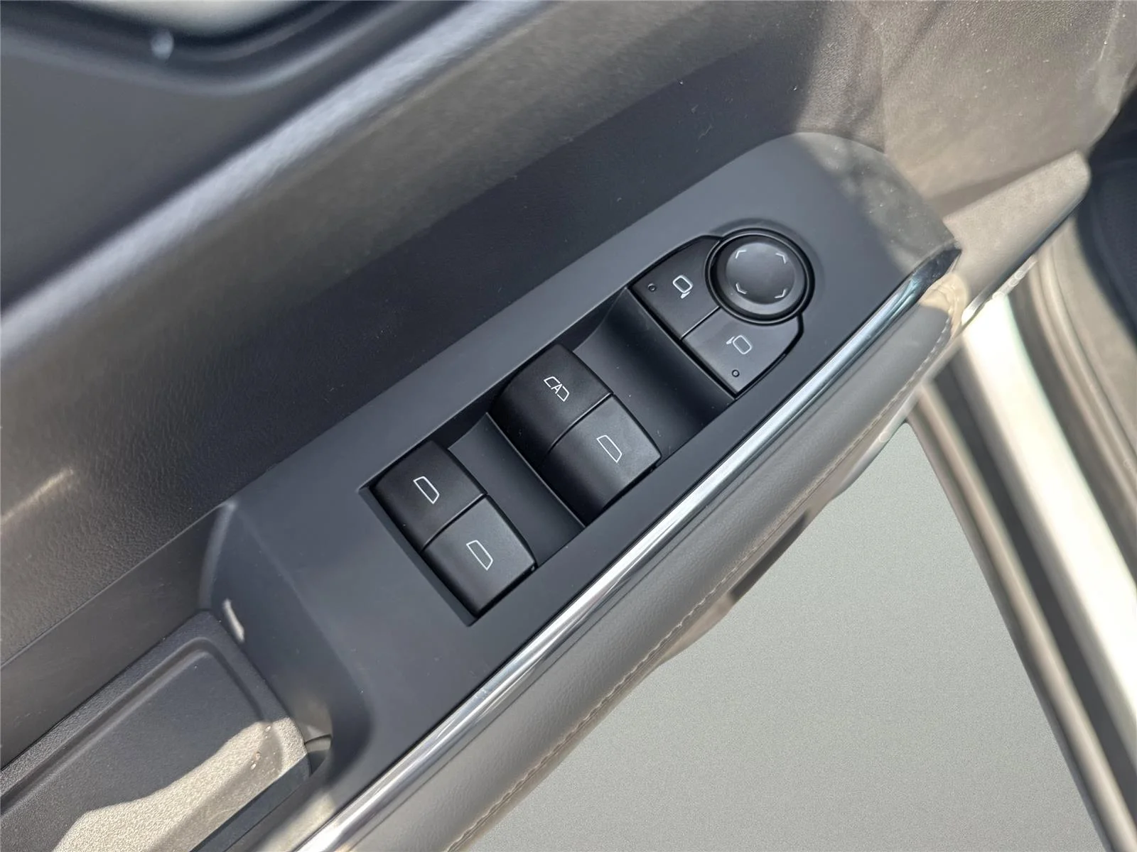 New 2026 Sterling Metallic GMC Elevation image 33
