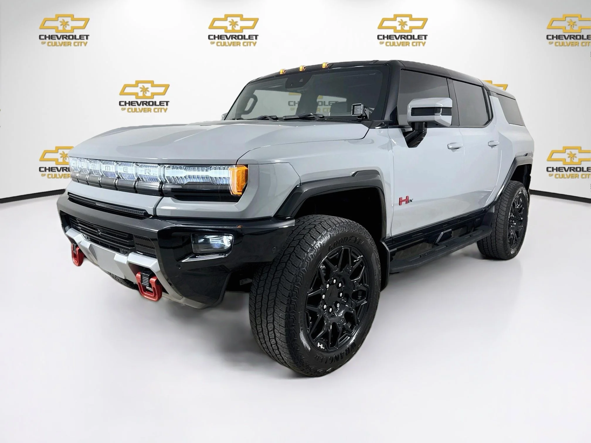 Used 2024 Meteorite Metallic (Grey) GMC 2X image 3