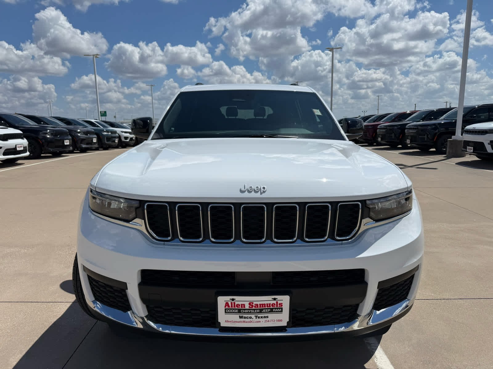 New 2026 Bright White Clear-Coat Exterior Paint Jeep Laredo X image 3