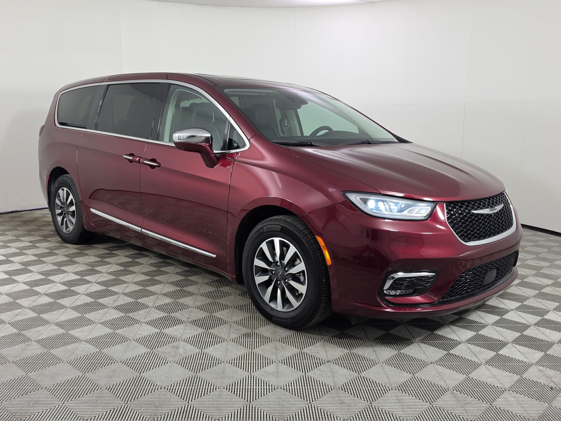 2022 Chrysler Pacifica Hybrid Limited Hybrid's photo
