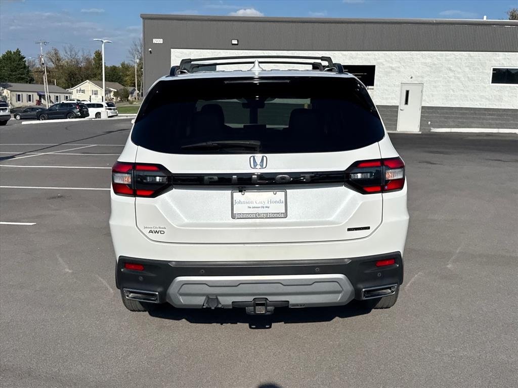 Certified Used 2025 WHITE Honda Touring image 5