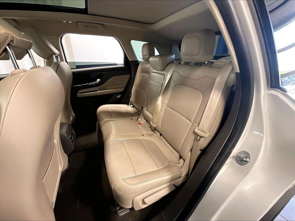 Used 2024 White Lincoln Premiere image 15