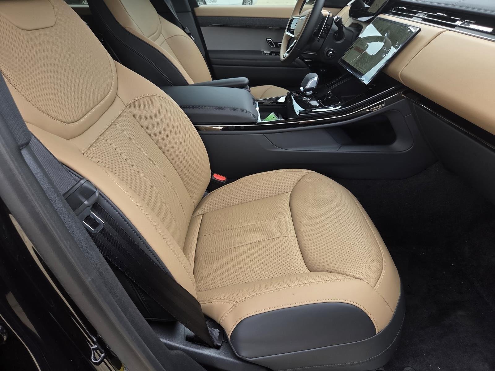 New 2026 Santorini Black Land Rover Dynamic SE image 40