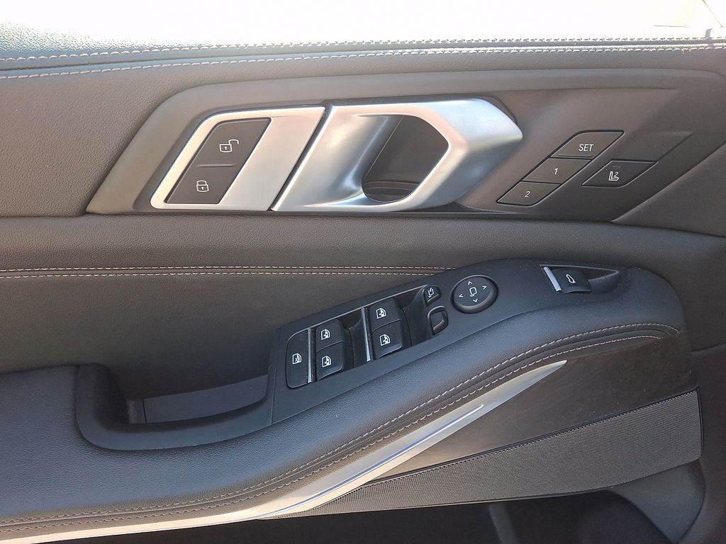 Used 2025 White Metallic BMW xDrive40i image 12