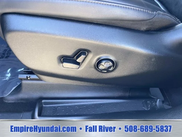 Used 2025 White Chrysler Select image 19