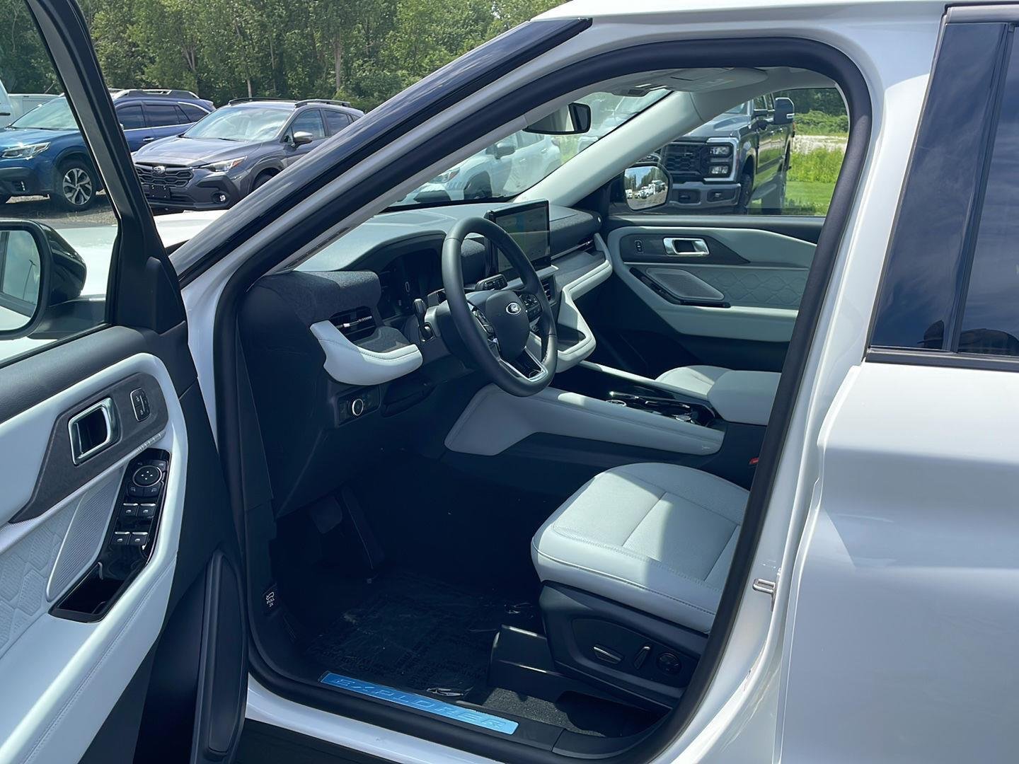 New 2026 Star White Metallic Tri-Coat Ford Platinum™ image 9