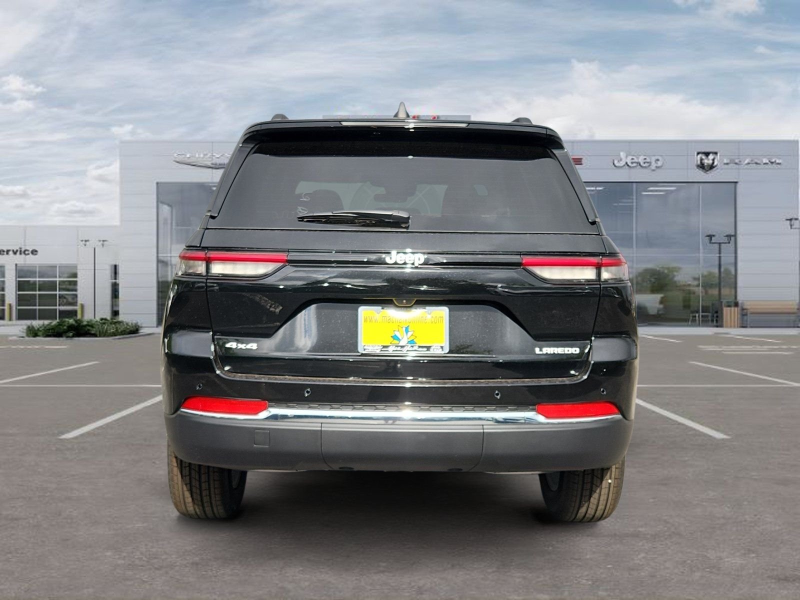New 2026 Diamond Black Crystal Pearl-Coat Exterior Paint Jeep Laredo image 4