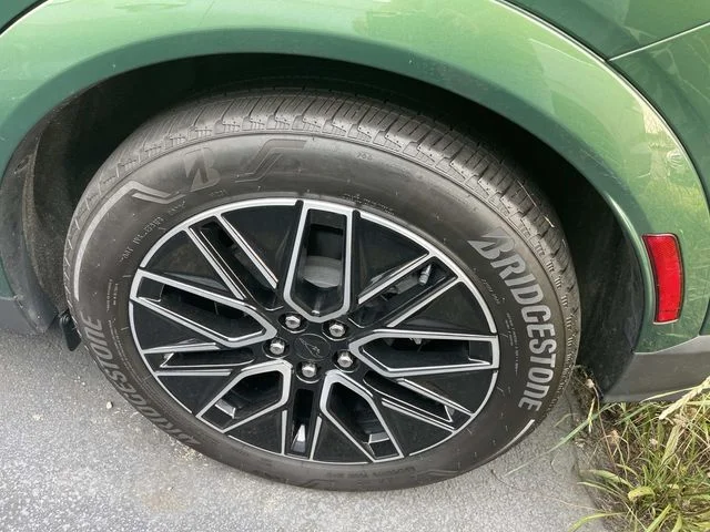 Used 2025 Green Ford Premium image 3