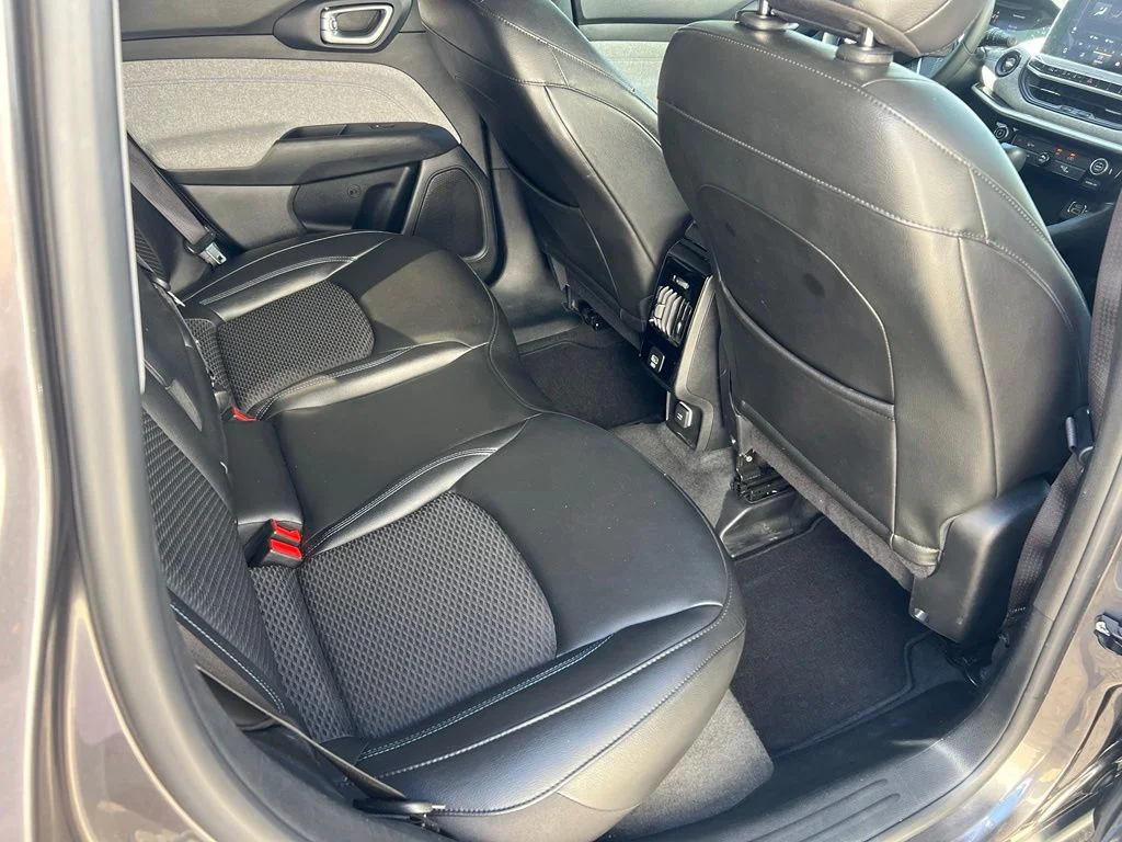 Used 2022 Granite Crystal Clearcoat Metallic Jeep Latitude image 26