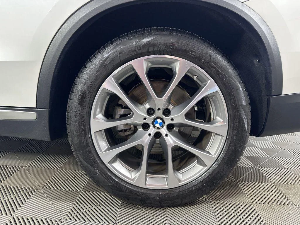 Used 2024 White Metallic BMW xDrive40i image 13