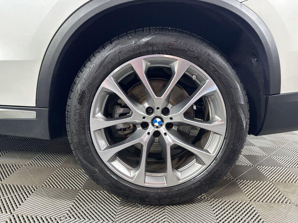 Used 2024 White Metallic BMW xDrive40i image 13