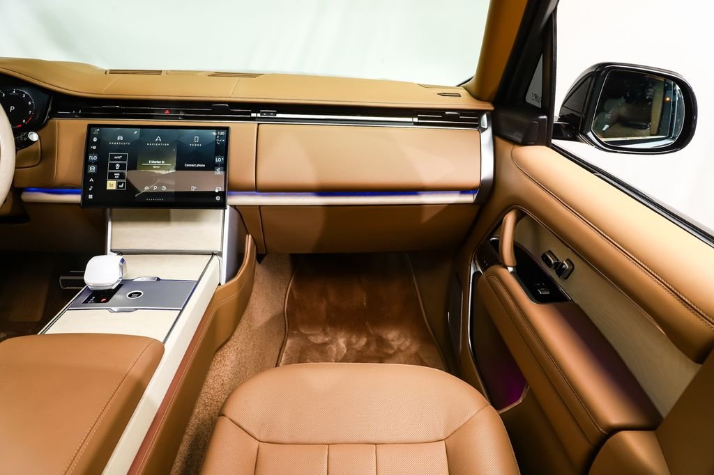 Used 2025  Land Rover SV image 18