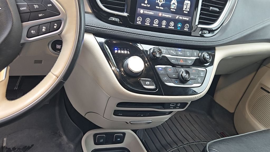 Used 2018 White Chrysler Limited image 14