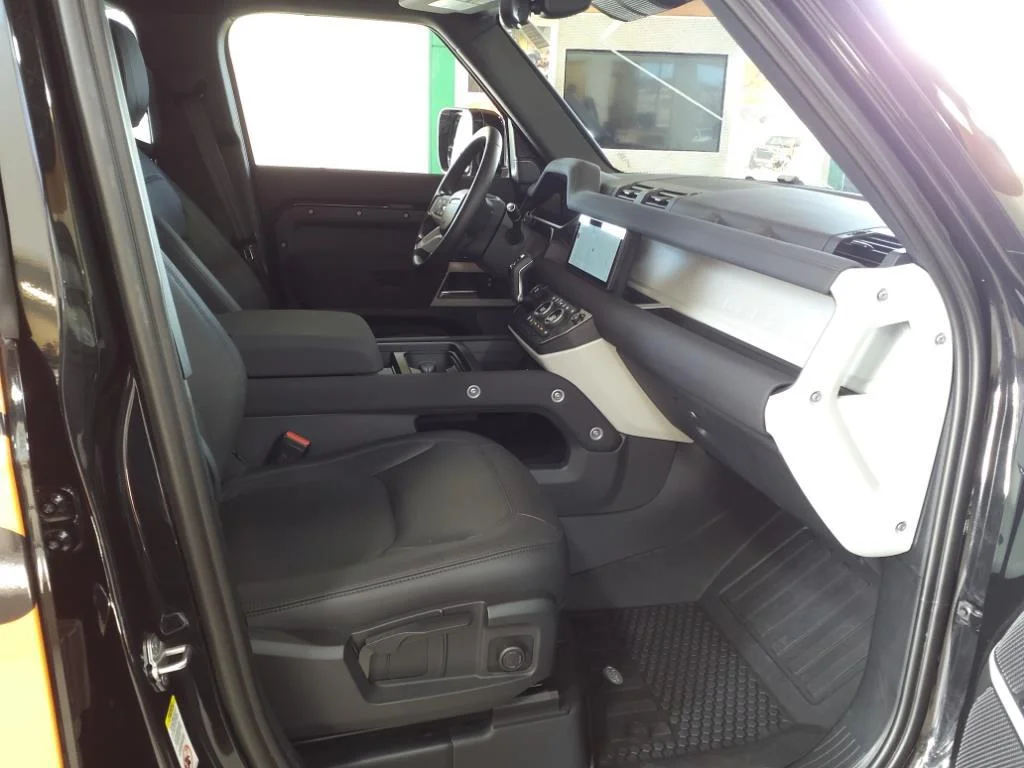 New 2023 Santorini Black LAND ROVER S image 9